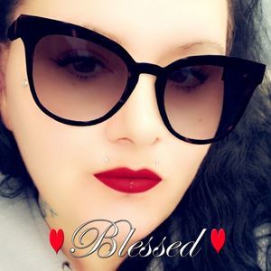 Meet your Posher, Ebony